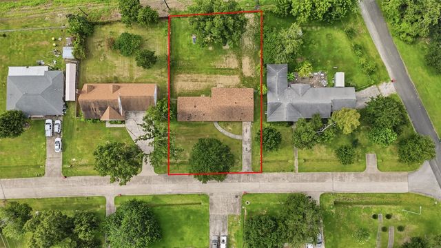 102 Tanglewood Street, Baytown, TX 77520
