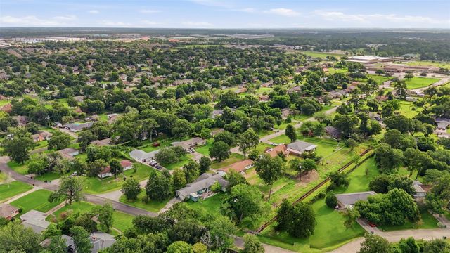 102 Tanglewood Street, Baytown, TX 77520