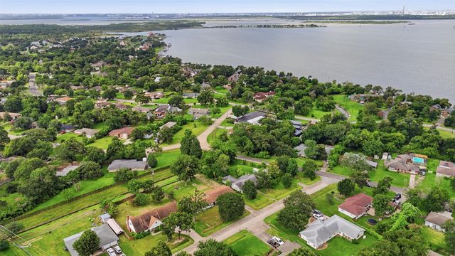 102 Tanglewood Street, Baytown, TX 77520