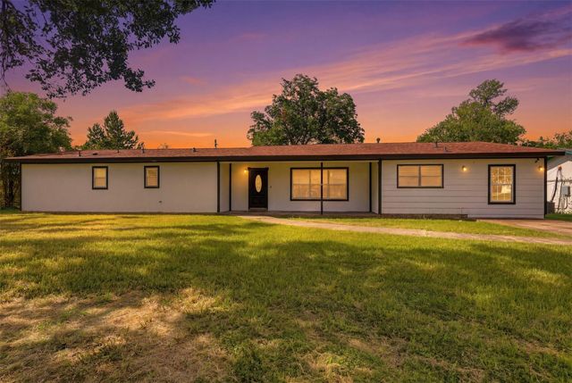 102 Tanglewood Street, Baytown, TX 77520