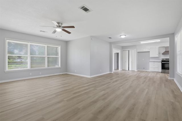 102 Tanglewood Street, Baytown, TX 77520