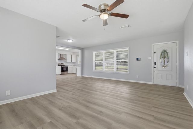 102 Tanglewood Street, Baytown, TX 77520