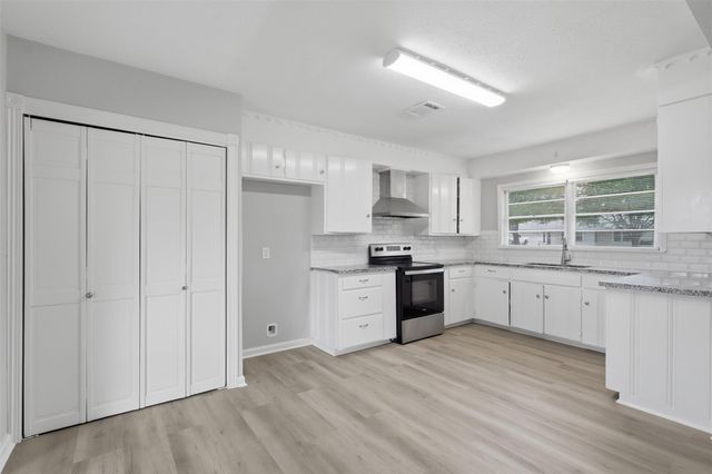 102 Tanglewood Street, Baytown, TX 77520