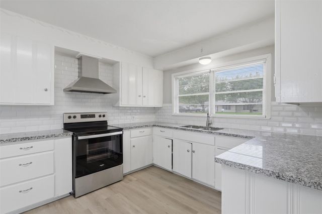 102 Tanglewood Street, Baytown, TX 77520