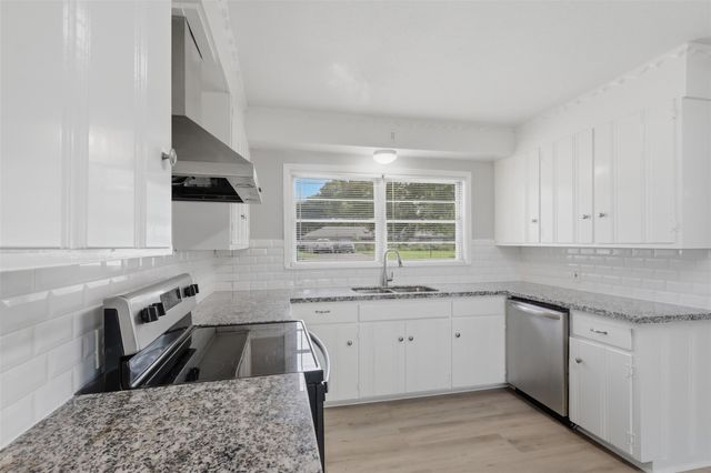 102 Tanglewood Street, Baytown, TX 77520