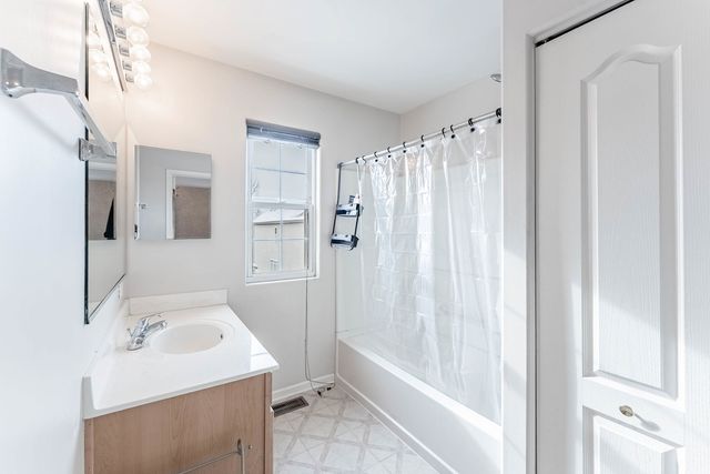 271 Stonegate Road, Bolingbrook, IL 60440