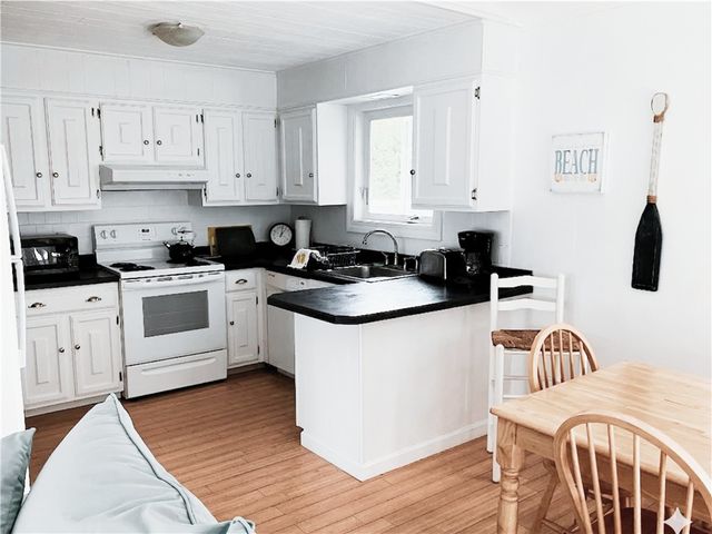 10 Burbank Avenue, Narragansett, RI 02882