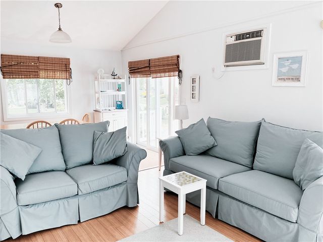 10 Burbank Avenue, Narragansett, RI 02882