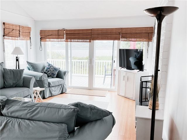 10 Burbank Avenue, Narragansett, RI 02882