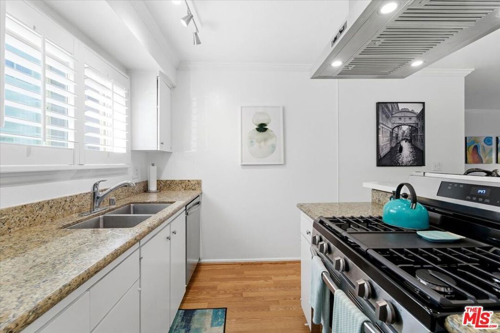 22030 Calvert Street 6, Woodland Hills, CA 91367 — photo 5