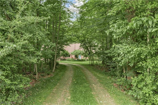 15490 Riddle Road, Chagrin Falls, OH 44022