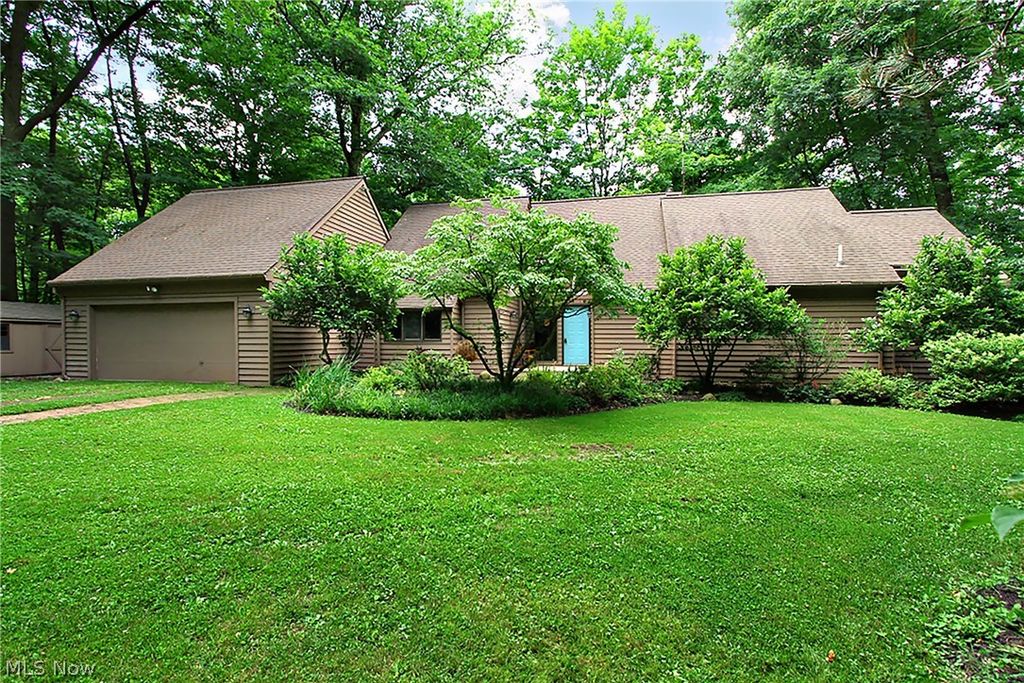 15490 Riddle Road, Chagrin Falls, OH 44022