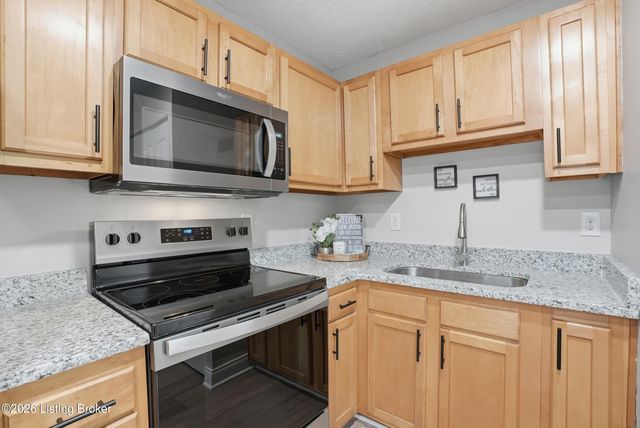 9104 New Maple Rd, Louisville, KY 40229