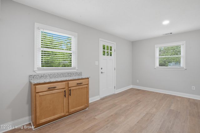 9104 New Maple Rd, Louisville, KY 40229