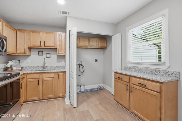 9104 New Maple Rd, Louisville, KY 40229