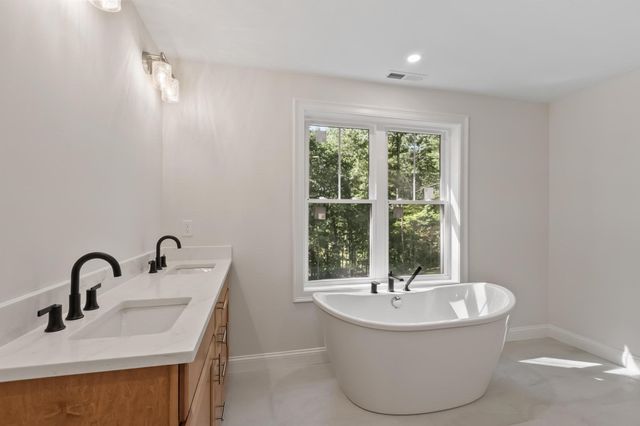 96 King St, Littleton, MA 01460