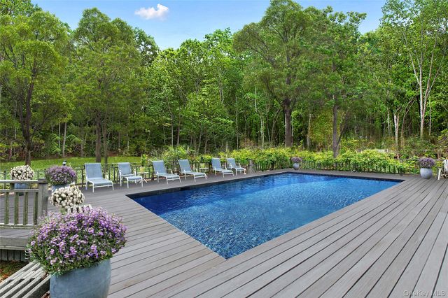 6 Wagon Lane, East Hampton, NY 11937