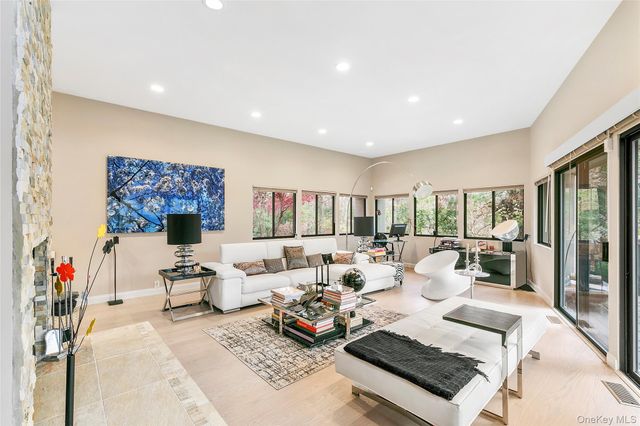 6 Wagon Lane, East Hampton, NY 11937