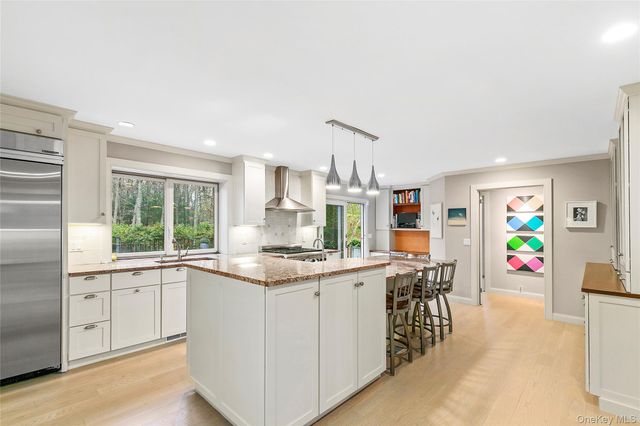 6 Wagon Lane, East Hampton, NY 11937