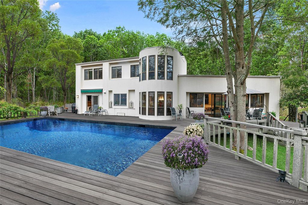 6 Wagon Lane, East Hampton, NY 11937