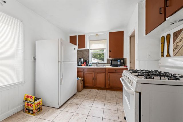 19130 Kenosha Street, Harper Woods, MI 48225