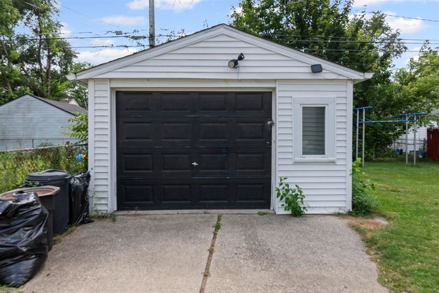 19130 Kenosha Street, Harper Woods, MI 48225