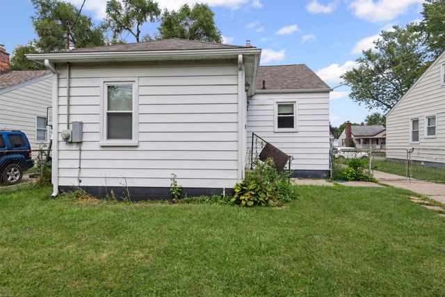 19130 Kenosha Street, Harper Woods, MI 48225