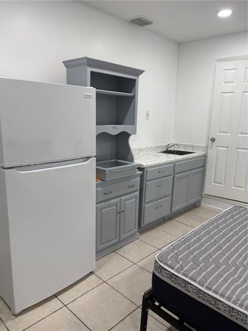 15844 SW 82nd St b, Miami, FL 33193