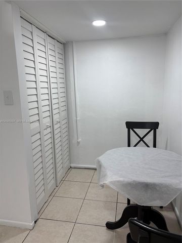 15844 SW 82nd St b, Miami, FL 33193