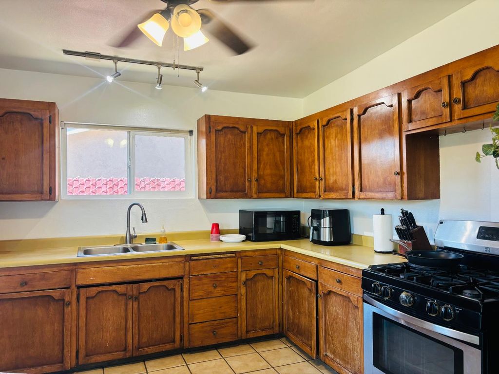 Image 3 of property listing at 1153 N Pecan Avenue, Reedley, CA 93654