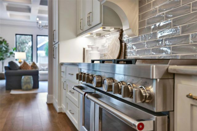 10 Peerless Point Place, Tomball, TX 77375