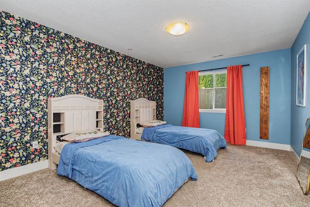 301 Hawthorne Circle, Gilbert, IA 50105