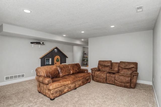 301 Hawthorne Circle, Gilbert, IA 50105