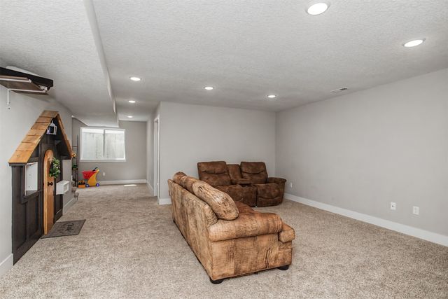301 Hawthorne Circle, Gilbert, IA 50105