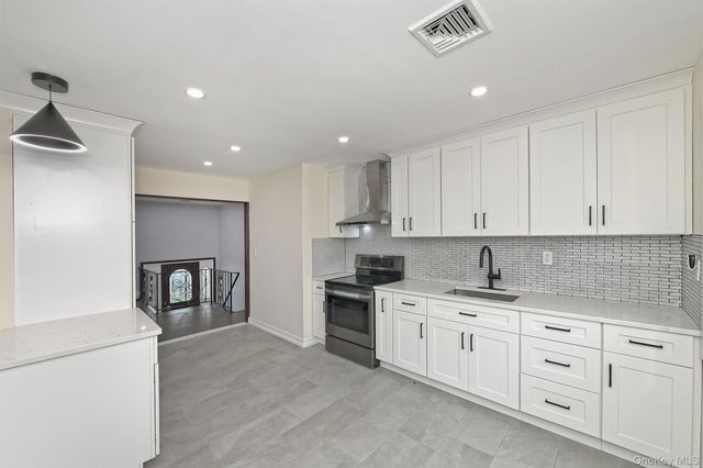 105 N Lewis Avenue, Lindenhurst, NY 11757