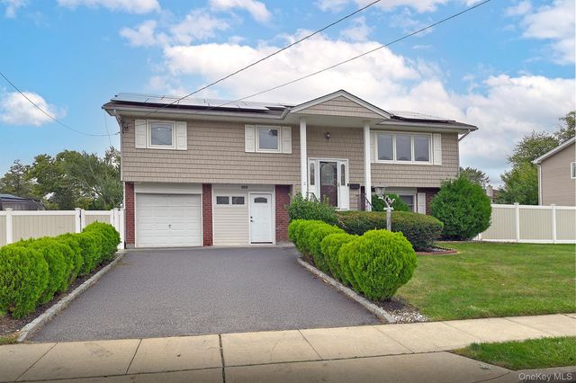 105 N Lewis Avenue, Lindenhurst, NY 11757
