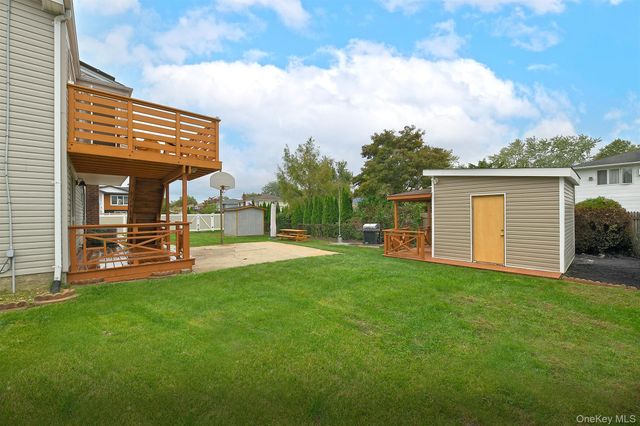 105 N Lewis Avenue, Lindenhurst, NY 11757