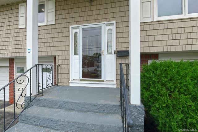 105 N Lewis Avenue, Lindenhurst, NY 11757
