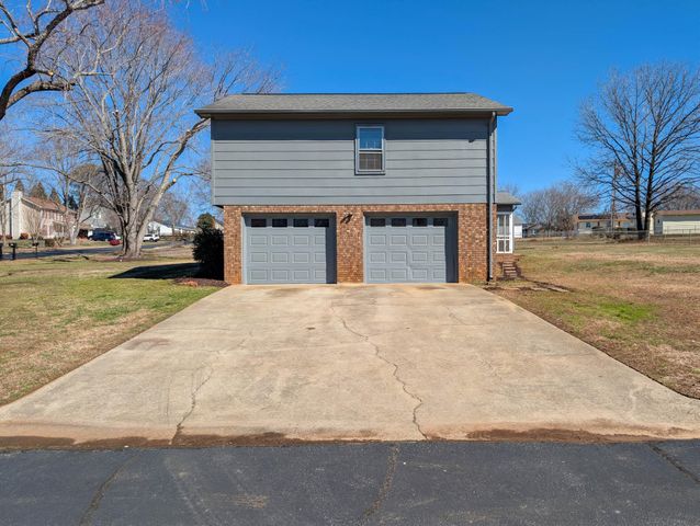 207 Old Salem Road, Moore, SC 29369