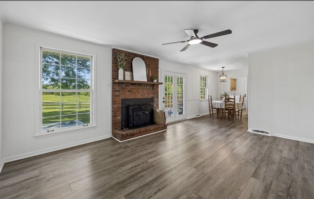 920 Clearview Rd, Cottontown, TN 37048