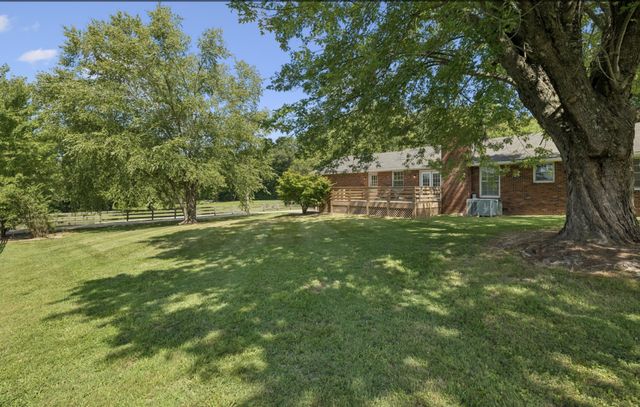 920 Clearview Rd, Cottontown, TN 37048