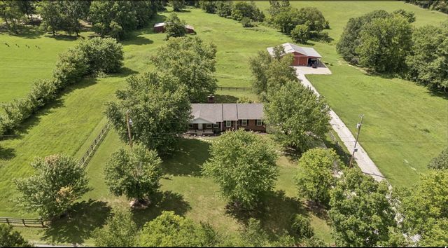 920 Clearview Rd, Cottontown, TN 37048