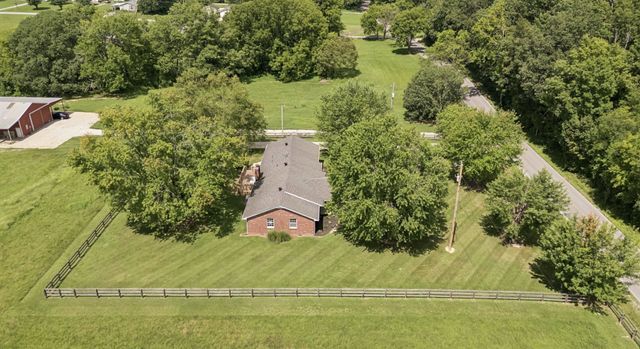 920 Clearview Rd, Cottontown, TN 37048