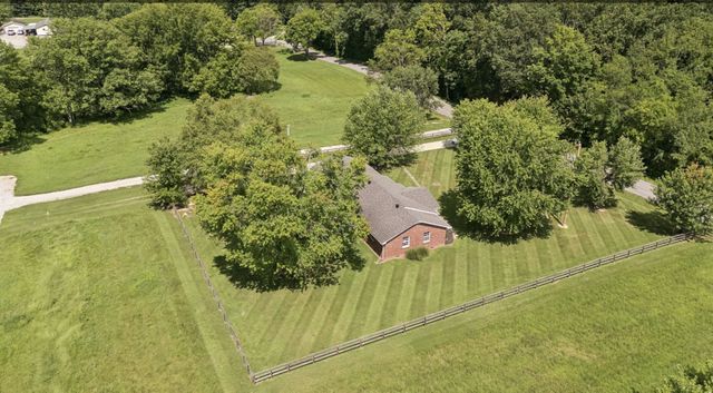 920 Clearview Rd, Cottontown, TN 37048
