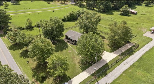 920 Clearview Rd, Cottontown, TN 37048