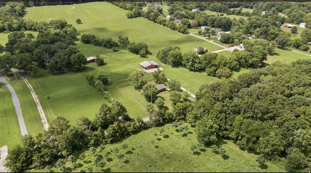920 Clearview Rd, Cottontown, TN 37048