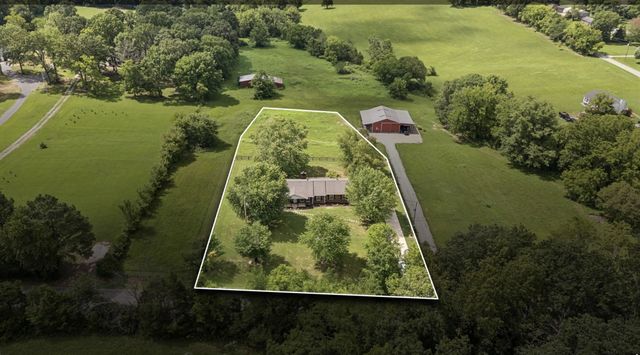 920 Clearview Rd, Cottontown, TN 37048