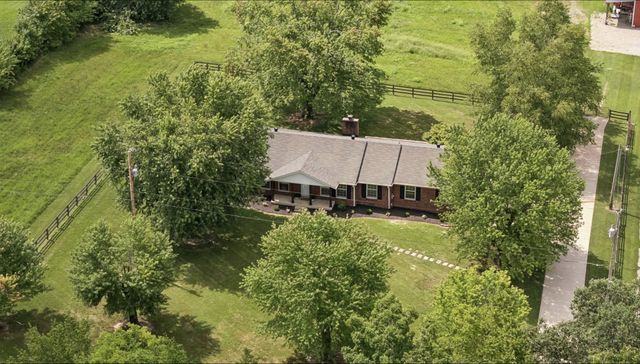 920 Clearview Rd, Cottontown, TN 37048