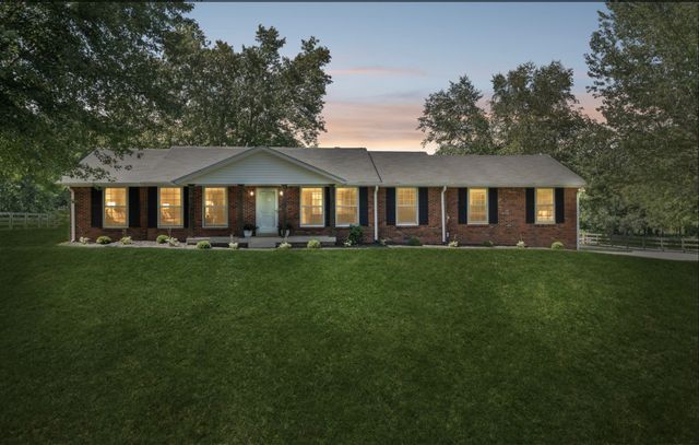 920 Clearview Rd, Cottontown, TN 37048