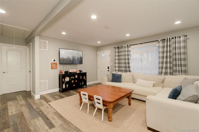 21 Wabil Road, Miller Place, NY 11764